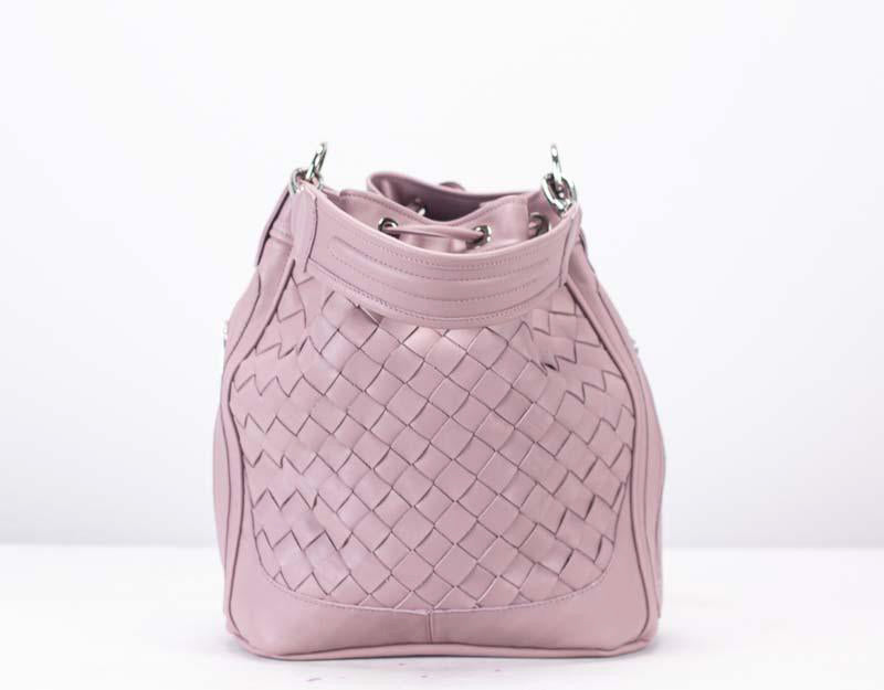Bolso tipo cubo Milloo Danae tejido a mano en color rosa arena