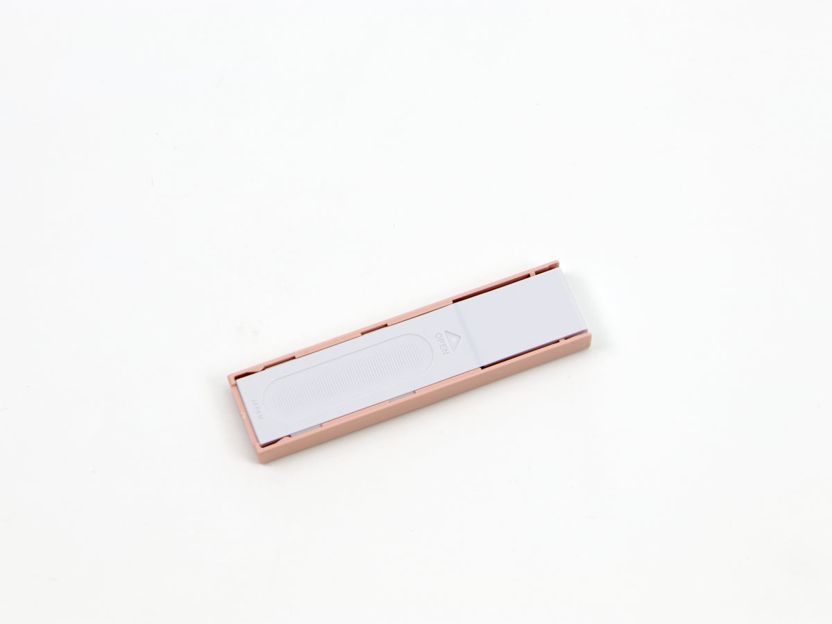 Estuche de color recargable con minas a prueba de manchas Uni