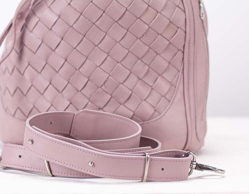 Bolso tipo cubo Milloo Danae tejido a mano en color rosa arena