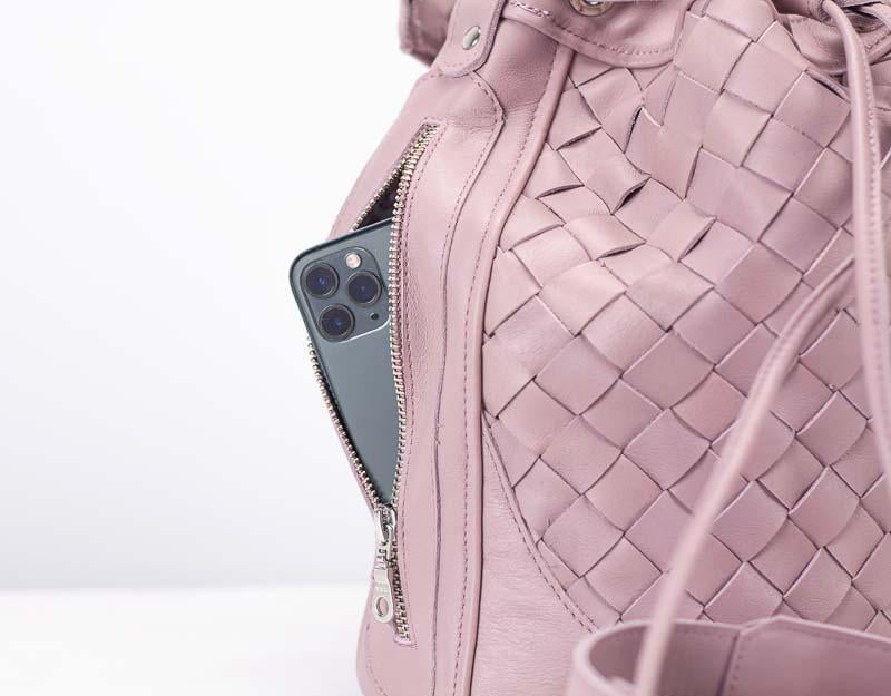 Bolso tipo cubo Milloo Danae tejido a mano en color rosa arena