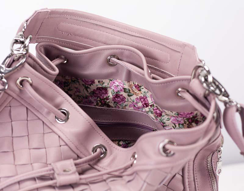 Bolso tipo cubo Milloo Danae tejido a mano en color rosa arena
