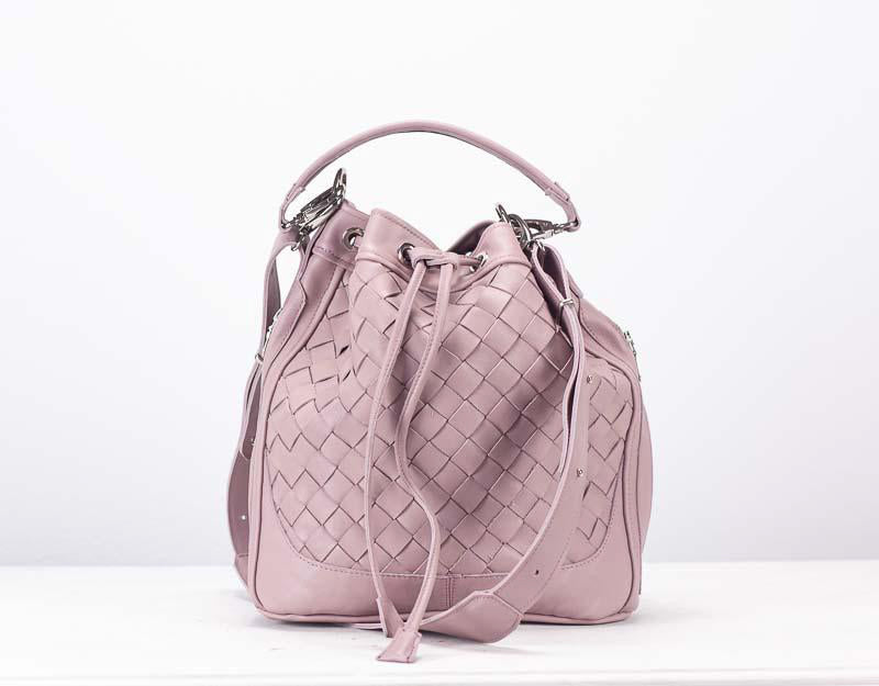 Bolso tipo cubo Milloo Danae tejido a mano en color rosa arena