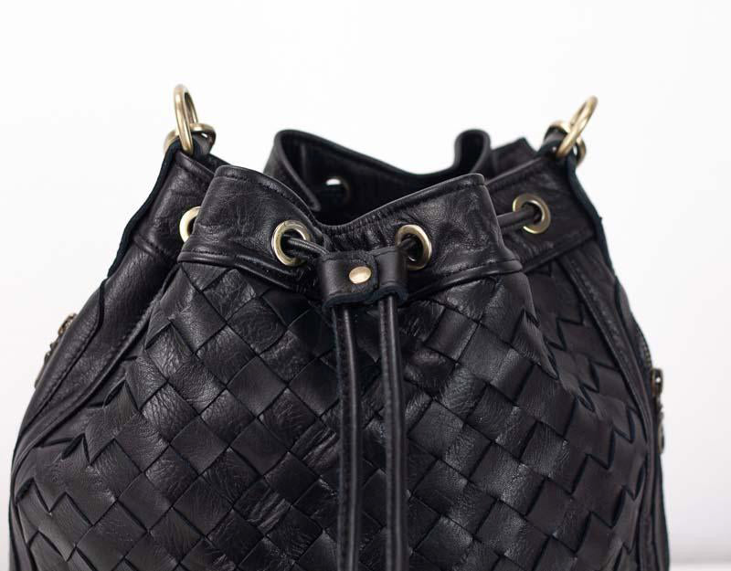Bolso tipo cubo Milloo Danae tejido a mano en color negro