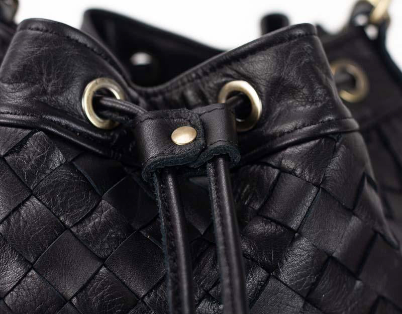 Bolso tipo cubo Milloo Danae tejido a mano en color negro