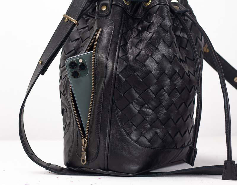 Bolso tipo cubo Milloo Danae tejido a mano en color negro
