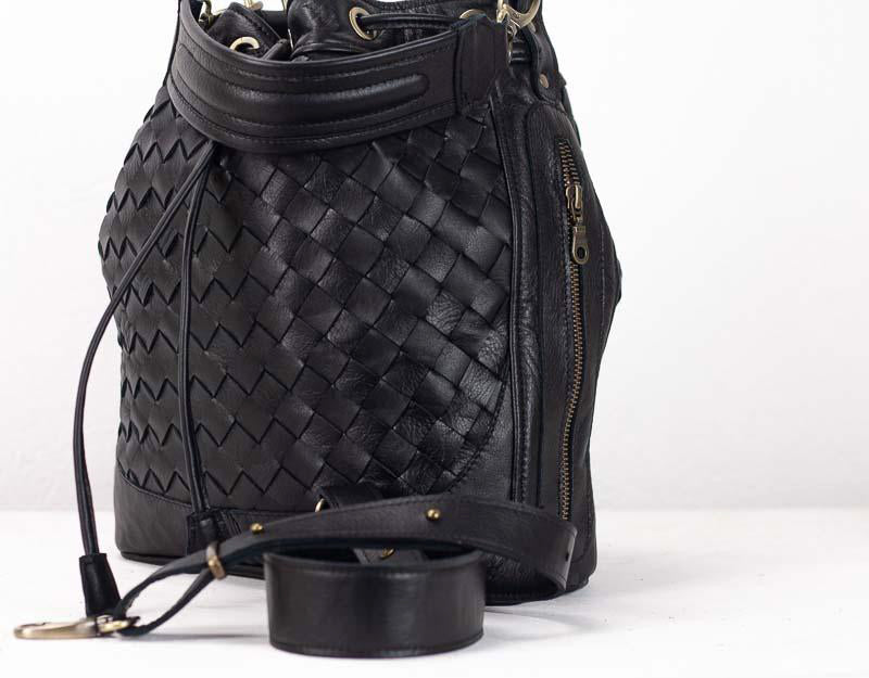 Bolso tipo cubo Milloo Danae tejido a mano en color negro
