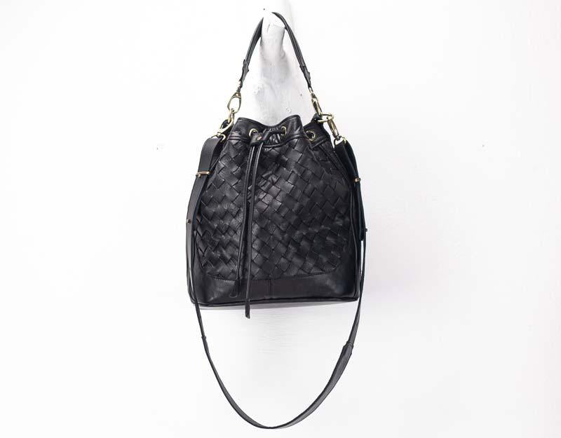 Bolso tipo cubo Milloo Danae tejido a mano en color negro